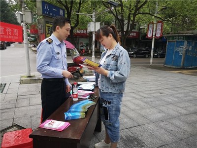 县市场监管局开展长江保护法宣传活动